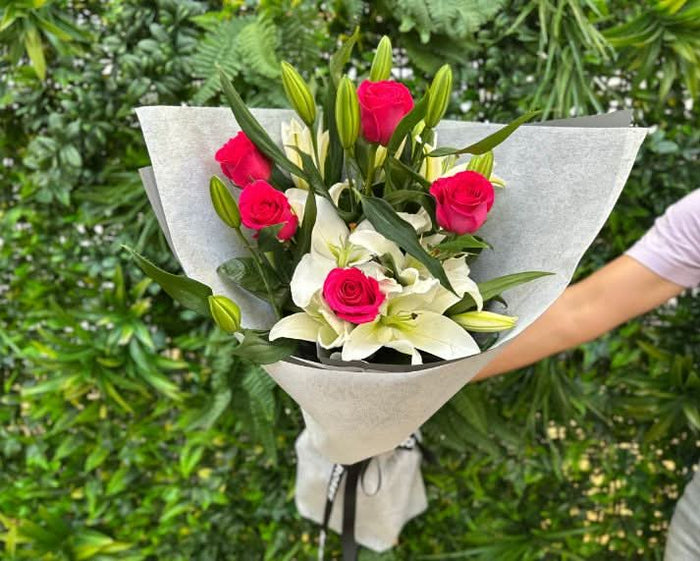 fragrant white lilies and pink roses flower bouquet